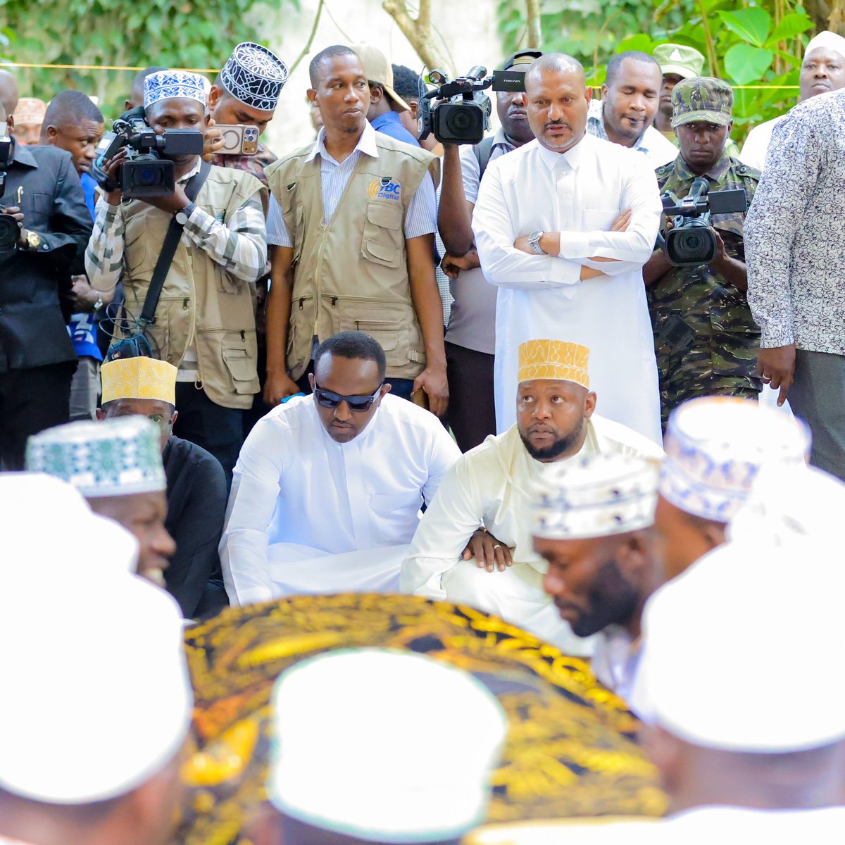 YoungAfricansSC's tweet photo. Mdhamini na Mfadhili wa Klabu yetu, Ghalib Said Mohamed, Rais wa Klabu yetu, Eng. Hersi Said, pamoja na viongozi na wadau mbalimbali wa Klabu, wameungana na familia, viongozi mbalimbali pamoja na wananchi katika mazishi ya Mama yetu mpendwa Fatma Karume, yaliyofanyika leo Zanzibar.

Tunatoa pole za dhati kwa familia, ndugu, jamaa na wote walioguswa na msiba huu. Tunawaombea nguvu, faraja na moyo wa subira katika kipindi hiki kigumu.

Pumzika kwa Amani, Mama yetu Fatma Karume. 🕊️

#TimuYaWananchi 
#DaimaMbeleNyumaMwiko