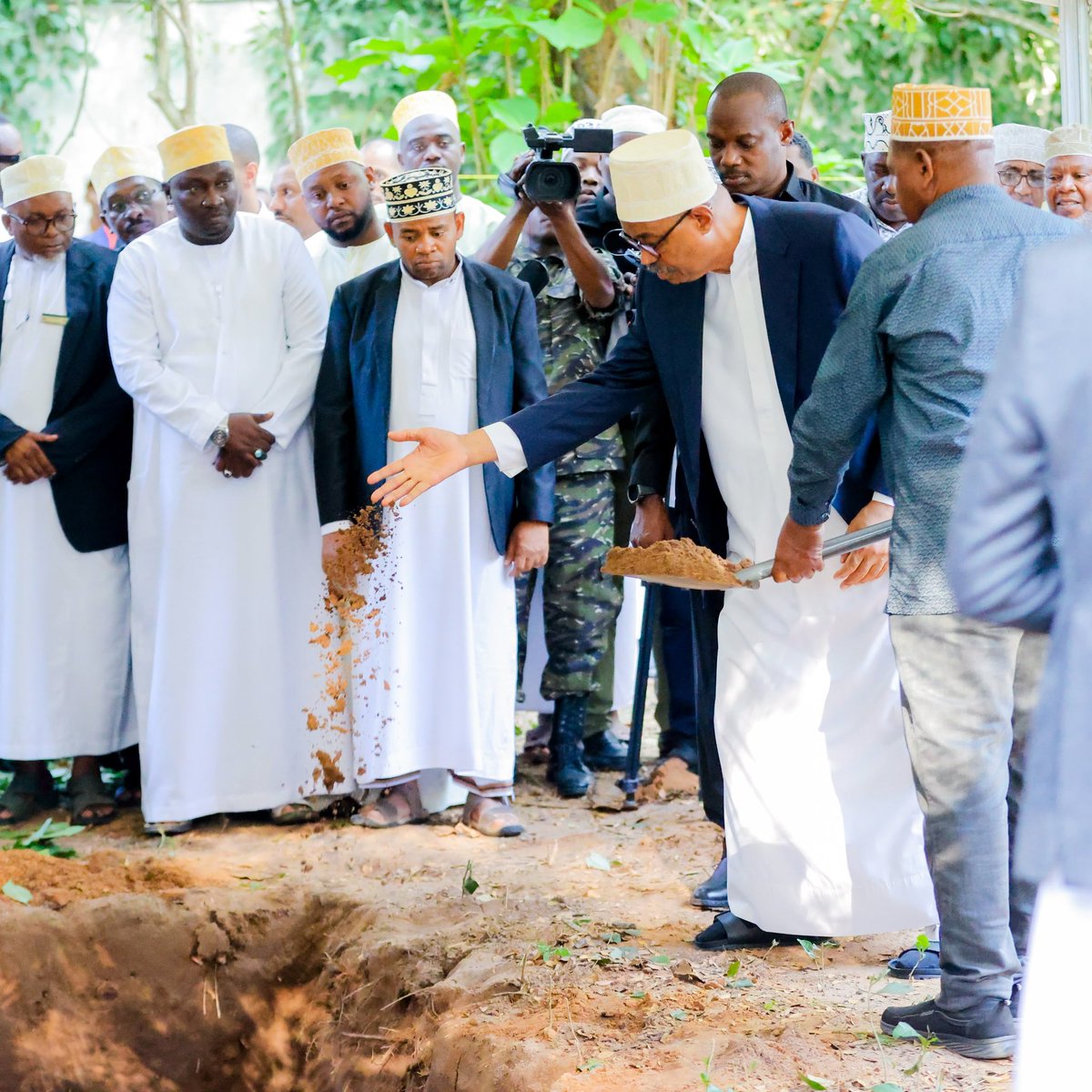 YoungAfricansSC's tweet photo. Mdhamini na Mfadhili wa Klabu yetu, Ghalib Said Mohamed, Rais wa Klabu yetu, Eng. Hersi Said, pamoja na viongozi na wadau mbalimbali wa Klabu, wameungana na familia, viongozi mbalimbali pamoja na wananchi katika mazishi ya Mama yetu mpendwa Fatma Karume, yaliyofanyika leo Zanzibar.

Tunatoa pole za dhati kwa familia, ndugu, jamaa na wote walioguswa na msiba huu. Tunawaombea nguvu, faraja na moyo wa subira katika kipindi hiki kigumu.

Pumzika kwa Amani, Mama yetu Fatma Karume. 🕊️

#TimuYaWananchi 
#DaimaMbeleNyumaMwiko