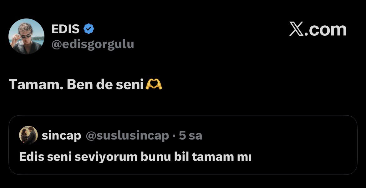 Olaylarburada's tweet photo. Edis’ten Hayranına Kalp Isıtan Yanıt: "Tamam. Ben de seni!"

Pop müziğin sevilen ismi Edis, sosyal medyada yine hayranlarının yüzünü güldüren bir harekete imza attı. X (eski adıyla Twitter) platformunda bir takipçisinin kendisine hitaben yazdığı "Edis seni seviyorum bunu bil tamam mı" mesajını yanıtsız bırakmayan ünlü şarkıcı, paylaşıma samimi bir dille karşılık verdi.  
Takipçisinin sevgi dolu sitemine "Tamam. Ben de seni" yazıp kalp işareti ekleyerek alıntılayan Edis, kısa sürede sosyal medyada gündem oldu. 

Başarılı popçunun bu sempatik ve mütevazı tavrı, takipçilerinden binlerce beğeni alırken "Hayranıyla iletişimi şaka mı?", "Edis farkı" gibi yorumlar yağdı