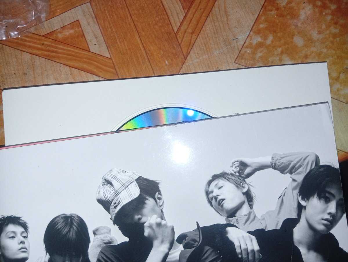 eom_miLalaa's tweet photo. gaes aku mau jual album cortis studio ver tapi album only ada  mau engga ya,tapi album nya berdamage nih ,kondisi album nya sesuai banget kayak yng di gambar dan video,tapi dalam nya masih aman, barang kali ada minat untuk take🥺,aku jual karna BU bnget (price di komen) https://t.co/22uoGnT2AB