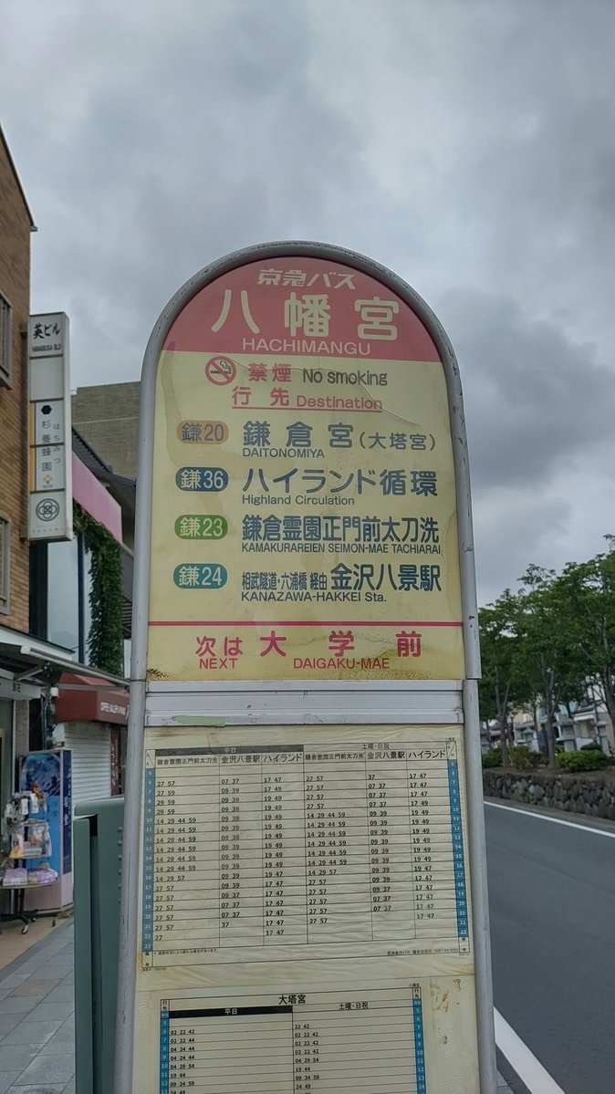 arfad987's tweet photo. 今日はやっと久しぶりに晴れたので
お布団を干した☀
ベランダの柵の長さからして全ての大物を1日で干すのは無理だけど
敷き布団2枚と掛け布団、ついでにマットレスはベランダの床(?)に立てて風に晒した…けど、何度も風で倒れていた😅 https://t.co/R2jUquOXWM