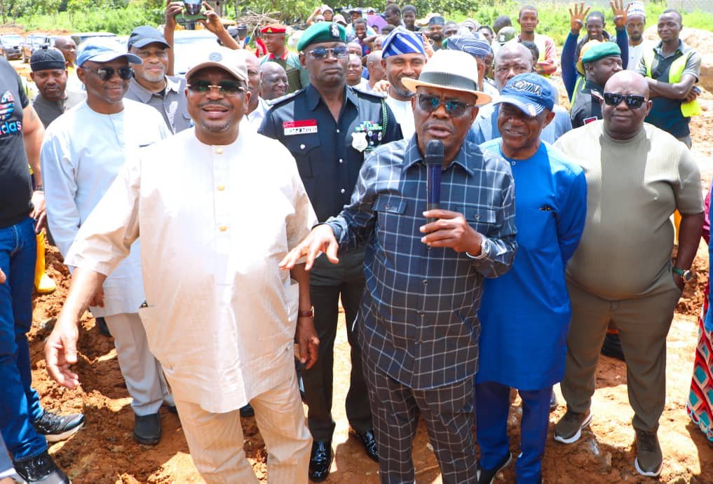 Onsogbu's tweet photo. Wike promises to deliver ongoing road projects in December as Christmas gift to residents 

Minister of the Federal Capital Territory (FCT), Nyesom Wike, has assured residents of Abuja that ongoing road projects will be completed and delivered in December as special Christmas gifts from President Bola Tinubu.

Wike gave the assurance in Abuja on Tuesday, after he inspected the ongoing construction of Arterial Road NI, from Wuye to Ring Road II, Tungan Madaki to Zuba road and Zaudna-Kaba-Kagini to Kubwa Expressway. 

Speaking to journalists after assessing the pace and quality of work, the minister expressed satisfaction with the progress recorded so far and commended the contractors for their dedication to meeting the completion timelines.

"I’m very impressed with the jobs so far, and I’m also impressed with the commitment of the contractors.

"We have promised the residents that this will be their Christmas gift by Mr President as part of their Christmas gift so that they’ll go back home and enjoy their Christmas celebration.

“You can imagine the happiness of those who stay here. You know that with these roads the economy of the affected communities will change,” he said.

Highlighting the impact of the road infrastructure on the beneficiary communities, Wike noted that completing the roads would alleviate transport difficulties and revitalise local economic activities ahead of the festive season.

The minister particularly emphasised the transformation taking place in suburban and rural areas, describing community satisfaction as the primary goal of public service.

"When you see a rural area like this, it makes us very happy when the people are happy and of course, that's the essence of good governance," Wike added.

Addressing initial concerns regarding weather-induced delays, Wike acknowledged that seasonal rainfall had temporarily slowed earthworks. 

He, however, expressed confidence that the contractors would accelerate operations as the rainy season winds down.

"You know, I was having doubts, but the contractors are fully committed. If not for the rains, I know they would have gone far.

“I believe that from the first week of October, the rains will not be much again, and you will see how they will continue with earthworks,” he said.

The minister assured residents that the administration remains steadfast in delivering on its commitments.

Addressing the excited residents, Wike urged them to vote Tinubu for president and Philip Aduda to represent FCT in the Senate.

He told residents of Tungan Shanu village, on the Tungan Madaki to Zuba road corridor not to forget Tinubu and Aduda during the 2027 elections.

“We will push the contractor to deliver the road by December so that you'll be happy. That is what the President is doing for you. 

“The president said this road will be a Christmas gift for all of you. So, when the election comes too, don't forget to vote for Tinubu and Aduda,” he said.

Speaking to the cheering residents of Kaba, on the Kagini to Kubwa Expressway road corridor, the minister said: “I'm happy that you people are happy that this road will be completed in December. 

“I came here with the man that will represent you well in the Senate and that is Sen. Philip Aduda. He's the one that will connect you directly with Tinubu. 

“So, I hope all of you will vote for Tinubu and Aduda.”