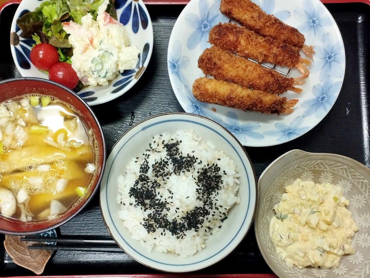 kuuoji's tweet photo. 2026, 9月22日、火曜、昼食、エビフライ

エビフライ260円、ご飯80円、副菜120円、味噌汁60円、調味料50円

計  570円
ごちそう様でした🍤🙏😋
#おうちご飯
#自炊記録
#食費
#エビフライ https://t.co/DhtpjwVDBC