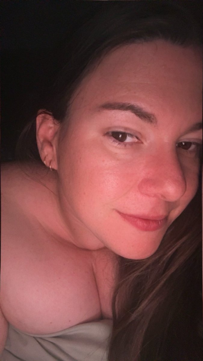 DazzlingDemand's tweet photo. Being worshipped while I relax in bed feels correct. https://t.co/YlsslJA1i7
