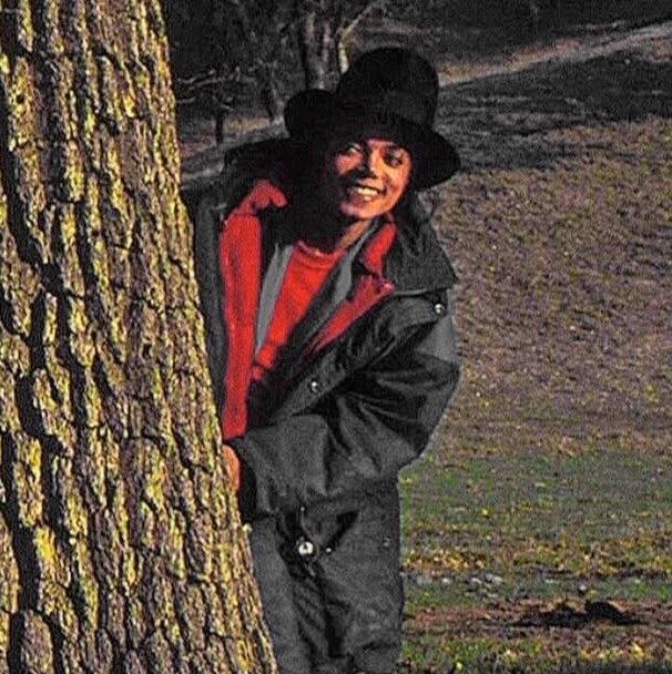 decodemj's tweet photo. it’s a michael autumn 🫶🏻🍂☕️ https://t.co/pg8wGpfxgk