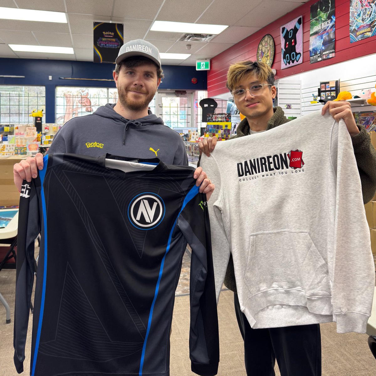 skycalvn's tweet photo. Life update:

Went back to college, started competing in the One Piece. Trying to take it semi serious with the limited time I have. 

Danireon are big CoD fans and wanted to gift them one of my old @Envy  jerseys, and represented them in my first ever Regional earlier this year! https://t.co/cFuIba85Pt