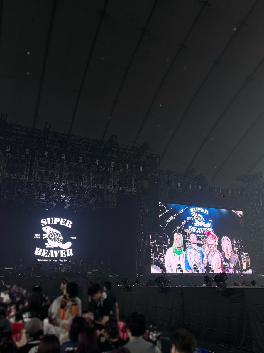 s2spbv's tweet photo. 優しい方のおかげで今日とんでもない神席に入ることができました(>_<)🙏🏻
1番大好きなバンドをこんなに近くで見れたこと、一生忘れない大切な思い出です。

明日は1階スタンドから音楽やります♩

#SUPERBEAVER https://t.co/1i9ROKQf4u