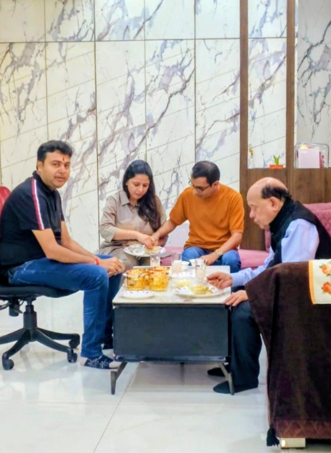HariKanak's tweet photo. हास्य के सरताज पद्मश्री श्री सुरेन्द्र शर्मा जी के साथ एक पारिवारिक चित्र। 'ठहाकों की महफिल' कार्यक्रम से पूर्व हमारे आवास पर आपका आगमन हमारे लिए परम सौभाग्य का विषय रहा एवं परिवार के साथ बिताए ये आत्मीय पल सदा स्मरणीय रहेंगे।
हृदय से आभार।

@KaviSurender
@eknayiashagkp https://t.co/tD5nebXxmD