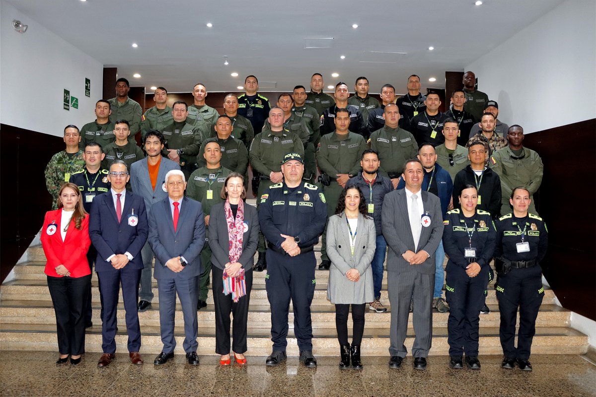 ServicioPolicia's tweet photo. #Bogotá | Con el propósito de promover actuaciones seguras y legítimas que fortalezcan el servicio de Policía, junto al Comisionado de DD. HH. de @PoliciaColombia, @mindefensa y @CICR_co, instalamos el taller sobre DIH, DIDH y estándares internacionales sobre el uso de la fuerza. https://t.co/HoPje9IwRu