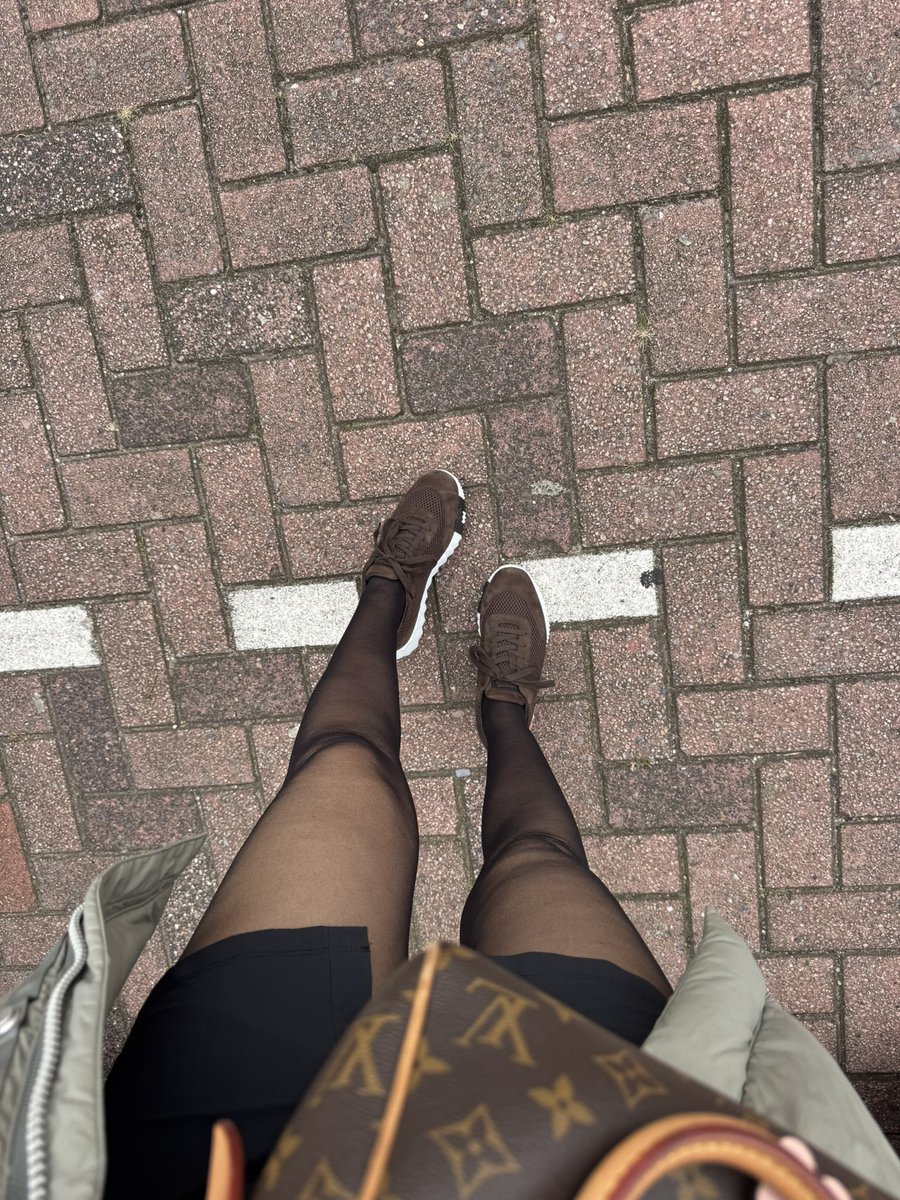 LuxuryPrinces's tweet photo. Perfect view for my weak nylon losers 🫰🏻 Let’s drain some wallets. Who wants first? 😈 https://t.co/cWyE52tGvd
