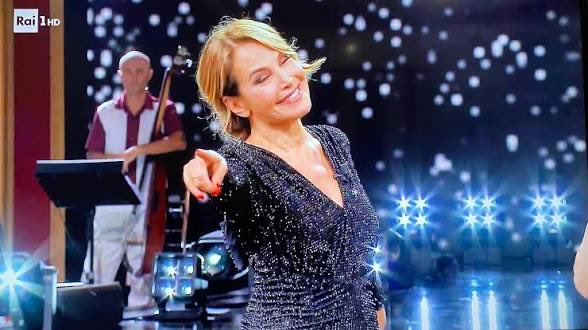 occhicelestii's tweet photo. “Cara Milly Carlucci ufficializza la giuria e svela quel nome che stiamo tanto aspettando”

ADESSO BASTA VOGLIAMO BARBARA D’URSO IN GIURIA NON SI PUÒ PRENDERE IN GIRO IL PUBBLICO IN ETERNO
#ballandoconlestelle https://t.co/DbsqPp5Obd
