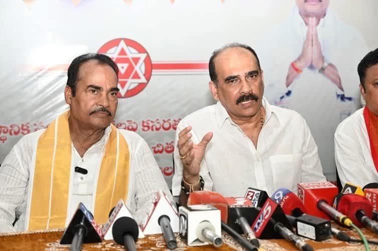 JspBVMNaresh's tweet photo. నేను వైసీపీ లో జాయిన్ అవ్వడం కాదు ! వైసీపీ నుంచే మా జనసేన లోకి రాయలసీమలో వైసీపీ కీలక రెడ్డి నాయకుడు చేరబోతున్నాడు - బాలినేని శ్రీనివాస్ రెడ్డి గారు 🔥🔥🔥 https://t.co/AHD4Puxpwu