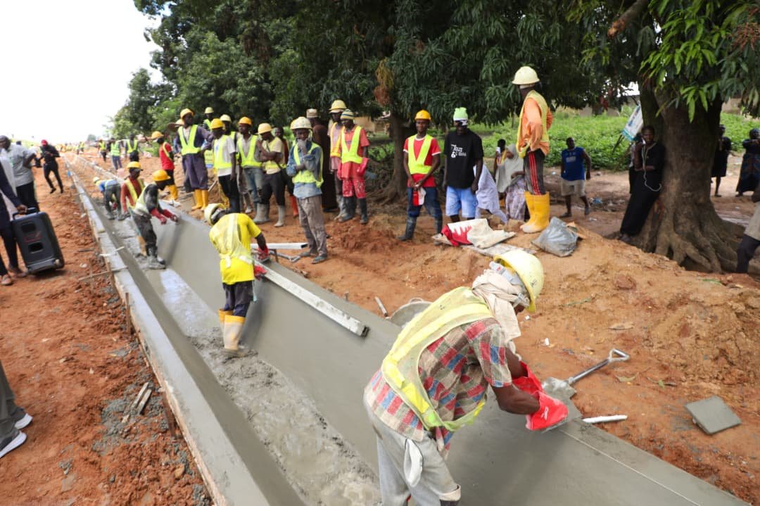 Onsogbu's tweet photo. Wike promises to deliver ongoing road projects in December as Christmas gift to residents 

Minister of the Federal Capital Territory (FCT), Nyesom Wike, has assured residents of Abuja that ongoing road projects will be completed and delivered in December as special Christmas gifts from President Bola Tinubu.

Wike gave the assurance in Abuja on Tuesday, after he inspected the ongoing construction of Arterial Road NI, from Wuye to Ring Road II, Tungan Madaki to Zuba road and Zaudna-Kaba-Kagini to Kubwa Expressway. 

Speaking to journalists after assessing the pace and quality of work, the minister expressed satisfaction with the progress recorded so far and commended the contractors for their dedication to meeting the completion timelines.

"I’m very impressed with the jobs so far, and I’m also impressed with the commitment of the contractors.

"We have promised the residents that this will be their Christmas gift by Mr President as part of their Christmas gift so that they’ll go back home and enjoy their Christmas celebration.

“You can imagine the happiness of those who stay here. You know that with these roads the economy of the affected communities will change,” he said.

Highlighting the impact of the road infrastructure on the beneficiary communities, Wike noted that completing the roads would alleviate transport difficulties and revitalise local economic activities ahead of the festive season.

The minister particularly emphasised the transformation taking place in suburban and rural areas, describing community satisfaction as the primary goal of public service.

"When you see a rural area like this, it makes us very happy when the people are happy and of course, that's the essence of good governance," Wike added.

Addressing initial concerns regarding weather-induced delays, Wike acknowledged that seasonal rainfall had temporarily slowed earthworks. 

He, however, expressed confidence that the contractors would accelerate operations as the rainy season winds down.

"You know, I was having doubts, but the contractors are fully committed. If not for the rains, I know they would have gone far.

“I believe that from the first week of October, the rains will not be much again, and you will see how they will continue with earthworks,” he said.

The minister assured residents that the administration remains steadfast in delivering on its commitments.

Addressing the excited residents, Wike urged them to vote Tinubu for president and Philip Aduda to represent FCT in the Senate.

He told residents of Tungan Shanu village, on the Tungan Madaki to Zuba road corridor not to forget Tinubu and Aduda during the 2027 elections.

“We will push the contractor to deliver the road by December so that you'll be happy. That is what the President is doing for you. 

“The president said this road will be a Christmas gift for all of you. So, when the election comes too, don't forget to vote for Tinubu and Aduda,” he said.

Speaking to the cheering residents of Kaba, on the Kagini to Kubwa Expressway road corridor, the minister said: “I'm happy that you people are happy that this road will be completed in December. 

“I came here with the man that will represent you well in the Senate and that is Sen. Philip Aduda. He's the one that will connect you directly with Tinubu. 

“So, I hope all of you will vote for Tinubu and Aduda.”