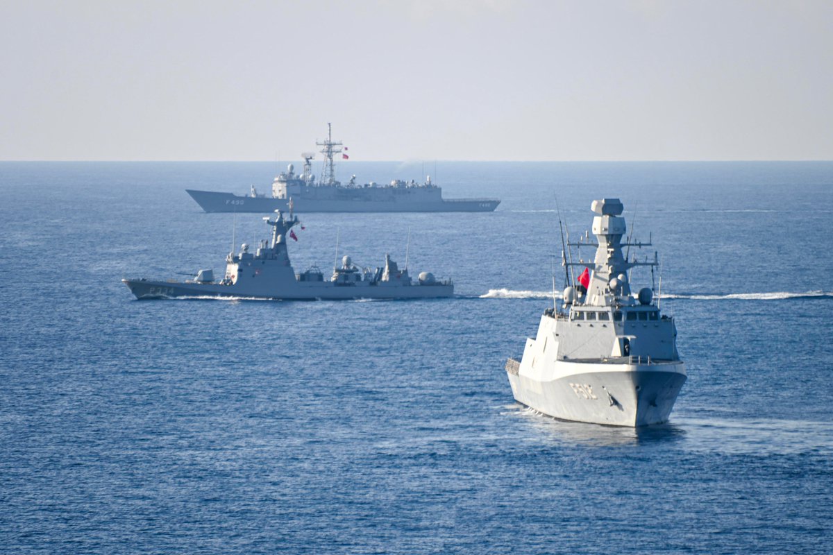 tcsavunma's tweet photo. 🗓️ 20-25 Eylül 2026

Denizkurdu-I/2026 Tatbikatı devam ediyor! 🇹🇷

⚓ 100 gemi, ✈️ 50 hava vasıtası ve 🪖 14.000 personelin katılımı ile Karadeniz, Ege Denizi ve Doğu Akdeniz’de icra edilen Denizkurdu-I/2026 Tatbikatı, Fiilî Silah ve Hava Savunma Eğitimleri ile devam ediyor.

#Denizkurdu2026
#MillîSavunmaBakanlığı