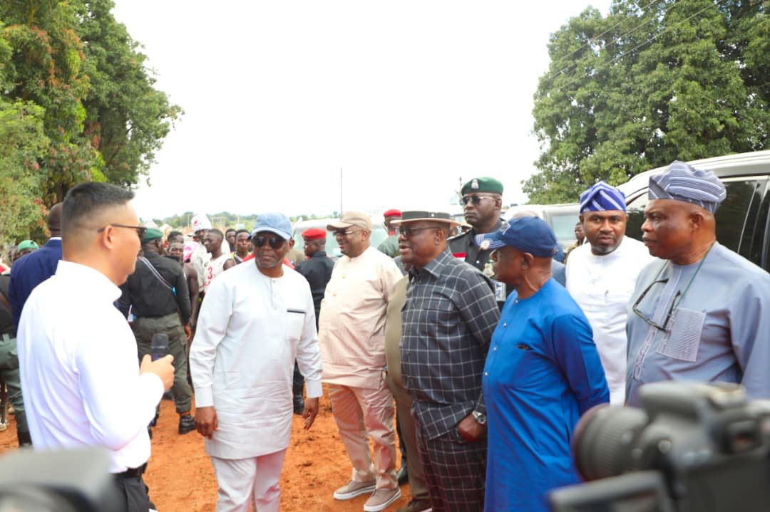 Onsogbu's tweet photo. Wike promises to deliver ongoing road projects in December as Christmas gift to residents 

Minister of the Federal Capital Territory (FCT), Nyesom Wike, has assured residents of Abuja that ongoing road projects will be completed and delivered in December as special Christmas gifts from President Bola Tinubu.

Wike gave the assurance in Abuja on Tuesday, after he inspected the ongoing construction of Arterial Road NI, from Wuye to Ring Road II, Tungan Madaki to Zuba road and Zaudna-Kaba-Kagini to Kubwa Expressway. 

Speaking to journalists after assessing the pace and quality of work, the minister expressed satisfaction with the progress recorded so far and commended the contractors for their dedication to meeting the completion timelines.

"I’m very impressed with the jobs so far, and I’m also impressed with the commitment of the contractors.

"We have promised the residents that this will be their Christmas gift by Mr President as part of their Christmas gift so that they’ll go back home and enjoy their Christmas celebration.

“You can imagine the happiness of those who stay here. You know that with these roads the economy of the affected communities will change,” he said.

Highlighting the impact of the road infrastructure on the beneficiary communities, Wike noted that completing the roads would alleviate transport difficulties and revitalise local economic activities ahead of the festive season.

The minister particularly emphasised the transformation taking place in suburban and rural areas, describing community satisfaction as the primary goal of public service.

"When you see a rural area like this, it makes us very happy when the people are happy and of course, that's the essence of good governance," Wike added.

Addressing initial concerns regarding weather-induced delays, Wike acknowledged that seasonal rainfall had temporarily slowed earthworks. 

He, however, expressed confidence that the contractors would accelerate operations as the rainy season winds down.

"You know, I was having doubts, but the contractors are fully committed. If not for the rains, I know they would have gone far.

“I believe that from the first week of October, the rains will not be much again, and you will see how they will continue with earthworks,” he said.

The minister assured residents that the administration remains steadfast in delivering on its commitments.

Addressing the excited residents, Wike urged them to vote Tinubu for president and Philip Aduda to represent FCT in the Senate.

He told residents of Tungan Shanu village, on the Tungan Madaki to Zuba road corridor not to forget Tinubu and Aduda during the 2027 elections.

“We will push the contractor to deliver the road by December so that you'll be happy. That is what the President is doing for you. 

“The president said this road will be a Christmas gift for all of you. So, when the election comes too, don't forget to vote for Tinubu and Aduda,” he said.

Speaking to the cheering residents of Kaba, on the Kagini to Kubwa Expressway road corridor, the minister said: “I'm happy that you people are happy that this road will be completed in December. 

“I came here with the man that will represent you well in the Senate and that is Sen. Philip Aduda. He's the one that will connect you directly with Tinubu. 

“So, I hope all of you will vote for Tinubu and Aduda.”