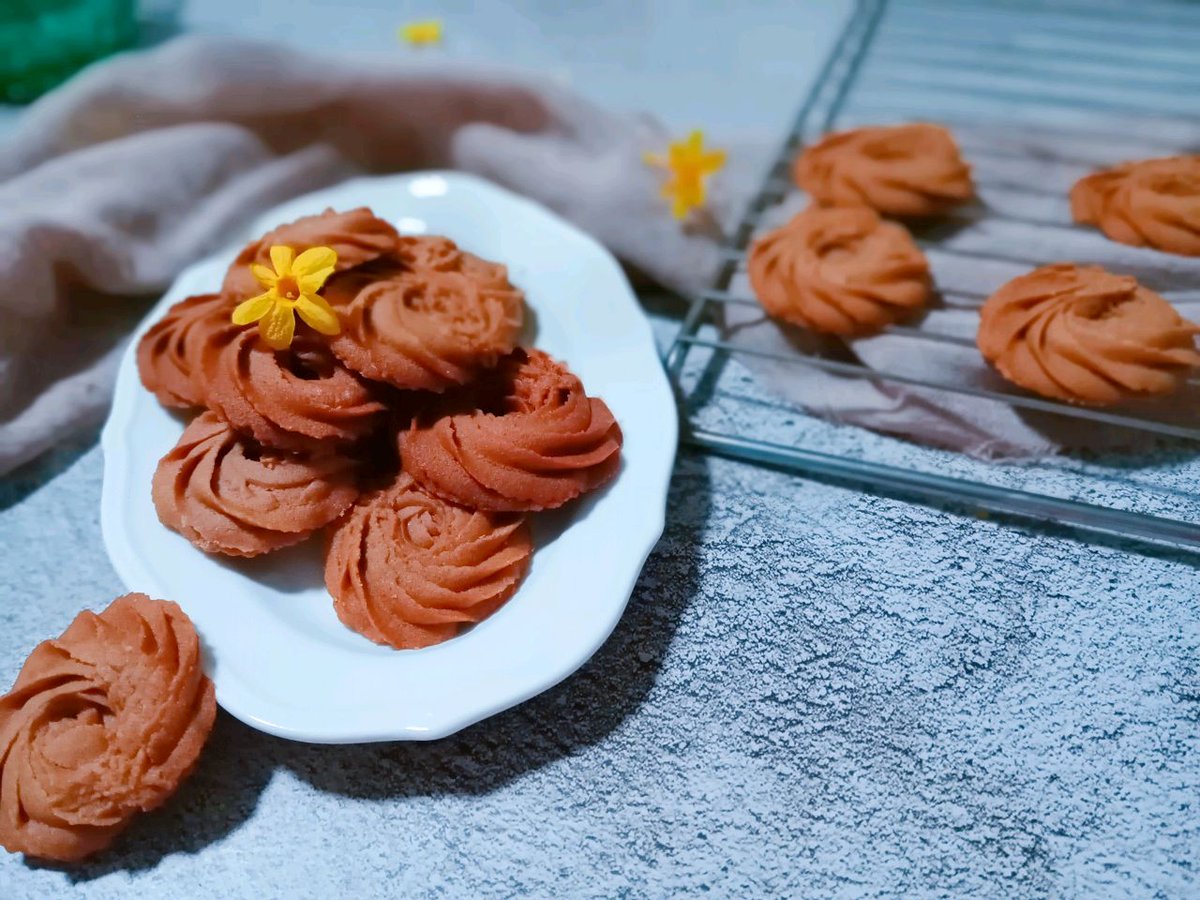 DelindaChaaoru's tweet photo. Just baked chocolate chip cookies with my favorite humans—little mess, so many laughs, and all the warm feels. Best Saturday ever. https://t.co/3FJm02ofD7