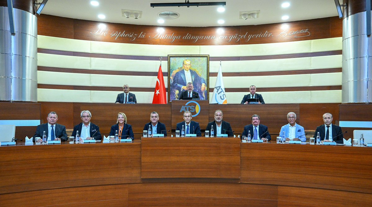 AntalyaTSO's tweet photo. ATSO Eylül Ayı Olağan Meclis Toplantısı, Meclis Başkanımız Ahmet Öztürk’ün başkanlığında ATSO Meclis Salonu’nda gerçekleştirildi. Toplantıda gündeme ilişkin değerlendirmelerde bulunan Yönetim Kurulu Başkanımız Yusuf Hacısüleyman, ekonomik gelişmelere değindi. Başkan Hacısüleyman, enflasyon ve döviz kuru artışının iş dünyasına etkileri, OVP tahminleri, maliyet ve finansman konularında açıklamalarda bulunuldu. 

2022-2026 dönemini Ali Bahar dönemi olarak nitelendirdiklerini kaydeden Başkan Hacısüleyman, sözlerini şöyle sürdürdü; 

"İlk görev aldığımda yaptığım konuşmada, bu dönemi Ali Bahar dönemi olarak adlandırmak istediğimizi söylemiştim. Bugün, Ali Bahar döneminin son meclis toplantısında bir aradayız. Rahmetli Ali Bahar’ın fikirlerinden biri olan ‘Bir Başka Antalya’ projesi de bu dönemin önemli çalışmalarından biri oldu. Antalya’yı dışarıdan nasıl gördüğümüzü sorgulayan bu fikir, üç serginin ardından bugün Antalya Kültür Sanat’ta 76 eserden oluşan bir koleksiyona dönüştü. Üç sergiyi bir arada gördüğümüzde, ne kadar güzel ve kalıcı bir fikir olduğunu bir kez daha anladım. Bu değerli fikir için Ali Başkanımızı bir kez daha rahmetle anıyorum. Bu dönemde meclis toplantılarımızın yarısını rahmetli Ali Başkanımız, diğer yarısını da ben yönettim. Bu süreçte meclisimize katkı sunan tüm arkadaşlarıma teşekkür ediyorum.”

@YHacisuleyman07 @bogachangoksu @HakanPakal @MuratTOTOS @haticeoztr @huseyinsari_sar @KAPALIYOL @AhmetKasapoglu8 @aozgurkaragoz @behcetulker @aslisahintekin @TOBBiletisim @RHisarciklioglu @ahmetozturkant