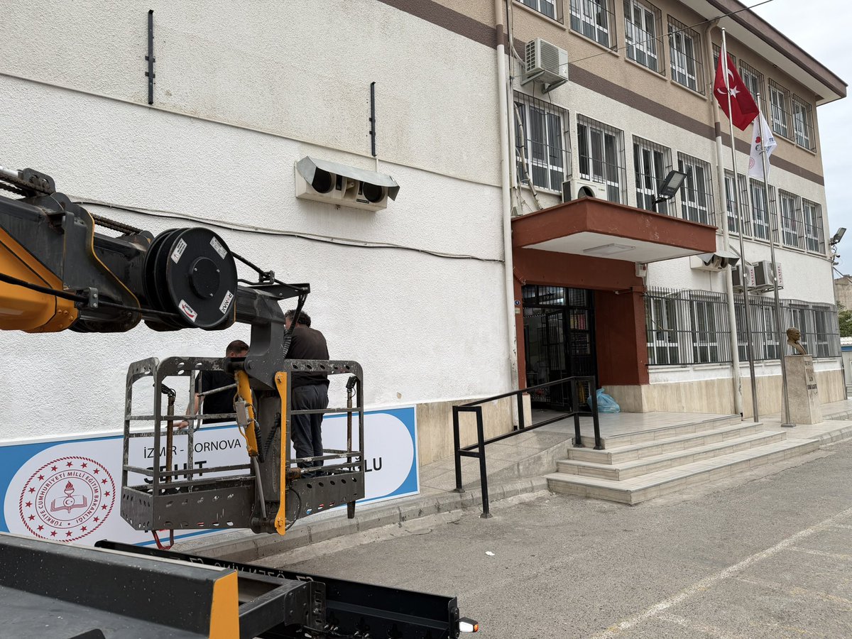 burakkilictc's tweet photo. Bornova Fırat Yılmaz Çakıroğlu İlkokulu’nun ismi, girişimlerimiz sonucu İzmir İl Millî Eğitim Müdürlüğü kararıyla “ŞEHİT FIRAT YILMAZ ÇAKIROĞLU İLKOKULU” olarak değiştirilmiştir.

İşbu kararla birlikte, şehidimizin adını taşıyan tüm yapılara “Şehit” ibaresinin eklenmesinin ve bundan sonra yeni isim verilecek yerlere de şehidimizin adının “Şehit Fırat Yılmaz Çakıroğlu” şeklinde verilmesinin önü açılmıştır.

Kılıçkıran’dan Fırat’a,
Diridir Yusuf Yüzlüler..