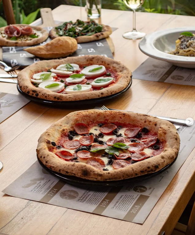 ElNacionalWeb's tweet photo. #22Sep | La isla de Margarita tiene, desde 2024, un motivo más para celebrar. Portarrosa, la pizzería de María Tavares en Pampatar, es la única venezolana 🇻🇪 en aparecer en el 50 Top Pizza World 2026.

Este 15 de septiembre, durante la ceremonia en el histórico Teatro Mercadante de Nápoles 🇮🇹, se anunció que el local ocupó el puesto 9 en la lista de las 50 mejores de Latinoamérica 🌎 y el número 51 en el ranking mundial de las 100 mejores pizzerías del mundo. 

No es la primera vez que Portarrosa se hace un lugar en este prestigioso ranking. En 2024, tras una visita sorpresa de evaluadores del 50 Top Pizza que recorrieron Venezuela buscando la mejor pizza napolitana, el negocio fue incluido en el puesto 37 de la lista latinoamericana. 👏

✍️ Por @karemwithanem

🔗 Lee más en https://t.co/hSHDPnNl5S