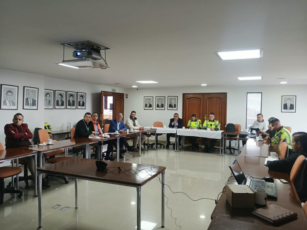 ASOTRANS's tweet photo. #Seguridad En instalaciones de @ASOTRANS se lleva a cabo una importante reunión de seguridad y control a la informalidad en el corredor vial del llano 🛣️🚌🇨🇴 #DITRA @TransitoPolicia @Marinotrans https://t.co/P1ssGQHDQ3