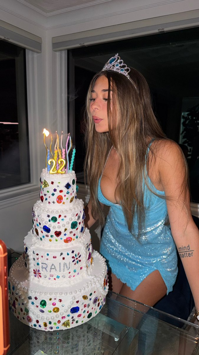 sophieraiin's tweet photo. happy birthday to me! 🎂🥳💗 https://t.co/14RziKqR0d
