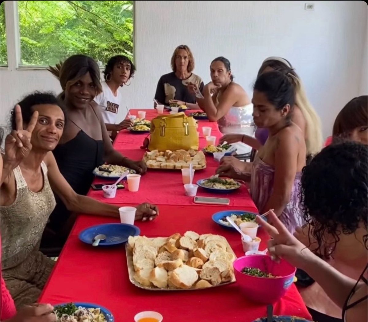 alinadurso's tweet photo. Estamos em desespero pois o algoritmo do twitter reduziu drasticamente nosso alcance, fazendo os posts que faço sobre as meninas da casa florescer 2

Não serem entregues para mais ninguém, e nessas semanas todas que estamos nesse sufoco, com o algoritimo, estamos
PENANDO pra conseguir o valor de 1.300
reais

Para custear itens de frio nesses dias chuvosos que tem tido em São Paulo

Pix: traviarcado@gmail.com