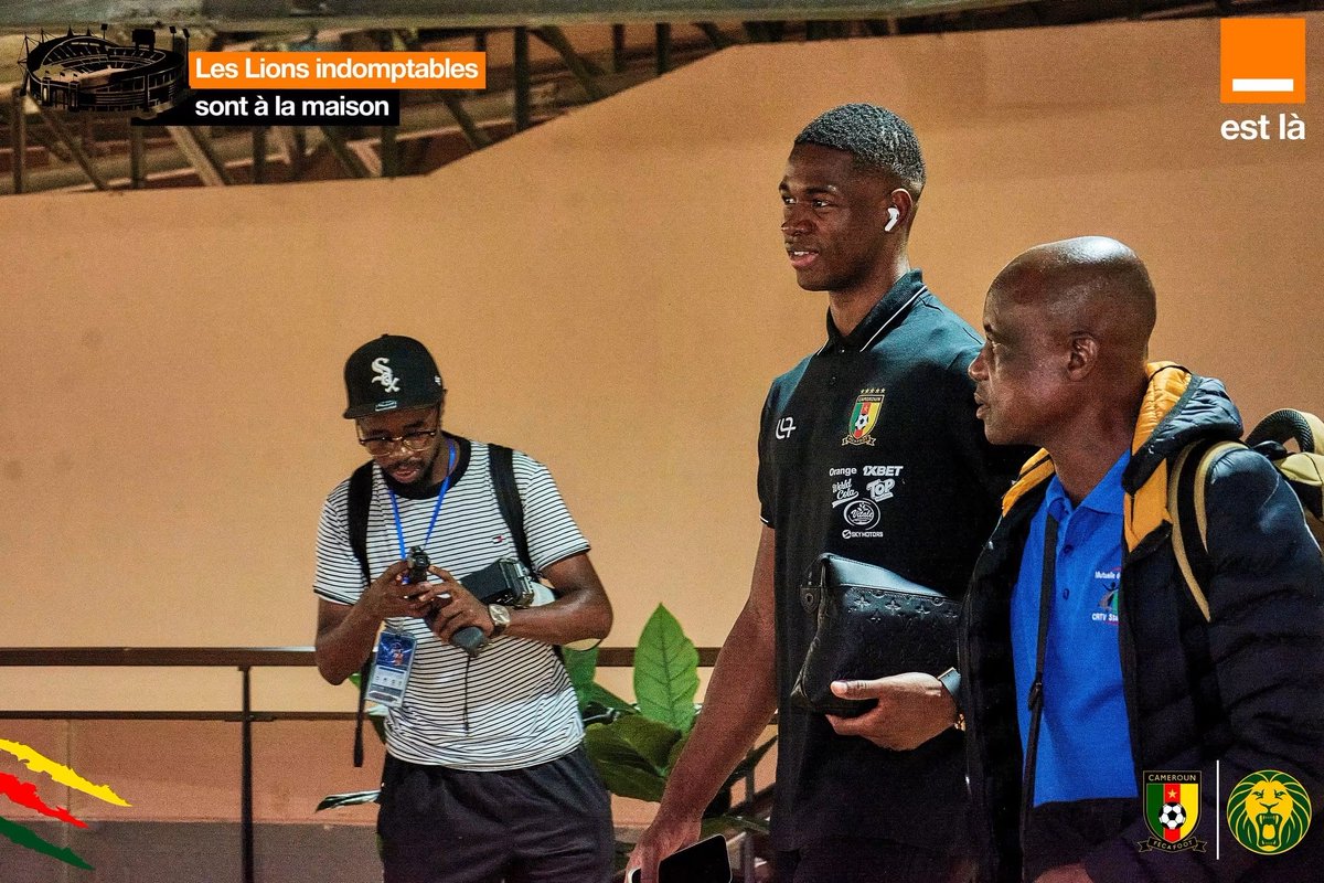 Orange_Cameroun's tweet photo. Revivez en images les temps forts de l’arrivée des Lions Indomptables à Garoua. 📸
Une arrivée pleine d’énergie, de ferveur et de fierté ! 🇨🇲

#OrangeEstLà #Lions4Life https://t.co/Hy4LJ38EYL