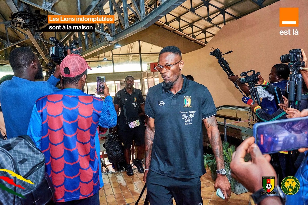 Orange_Cameroun's tweet photo. Revivez en images les temps forts de l’arrivée des Lions Indomptables à Garoua. 📸
Une arrivée pleine d’énergie, de ferveur et de fierté ! 🇨🇲

#OrangeEstLà #Lions4Life https://t.co/Hy4LJ38EYL