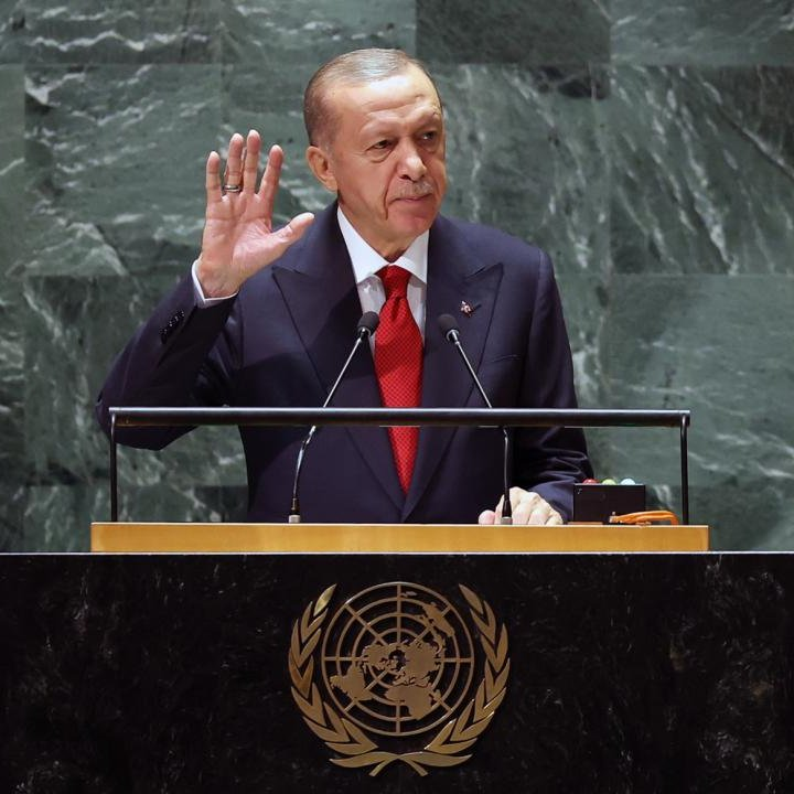 bpthaber's tweet photo. Cumhurbaşkanı Erdoğan: (LGBT hk.)

“Küresel cinsiyetsizleştirme politikalarının, aile kurumuyla birlikte masum çocukları da hedef alan bir kuşatmaya dönüştüğünü bilmemiz lazım.

Bu kuşatmayı ancak kadın ve erkekten oluşan aileyi koruyarak kırabiliriz.” https://t.co/BiL03InhVa