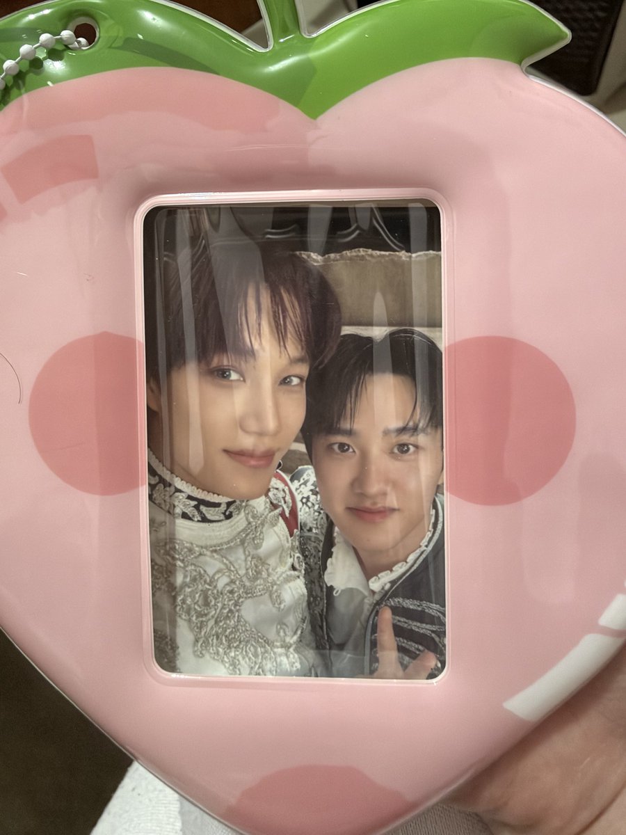 jiellybeans's tweet photo. look who came home!!!!! sobrang excited ko napuyat ako and di ko matiis ilagay agad sa fave peach pc holder ko lol. 

thank you so much poooo ><  @centrickai https://t.co/0QAuCNrXWb