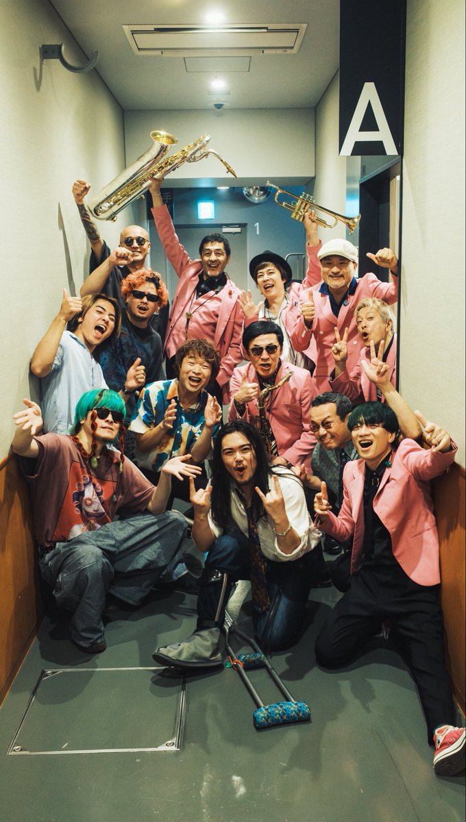 kroi_yuuki's tweet photo. スカパラの兄貴達と2ヶ月20日ぶりの対バンでした！！！
PHNBやっとフル参加できた😭最高😭

PHNB中にテンション上がりすぎてジャンプしてたら加藤さんに止められたの笑ったなぁ…次は完全体でやりてぇな。
最高のライブでした。みんなありがとう！！
明日はツアーファイナル！
よろしく！
ぶちぶちで！ https://t.co/xnxCouSr0i