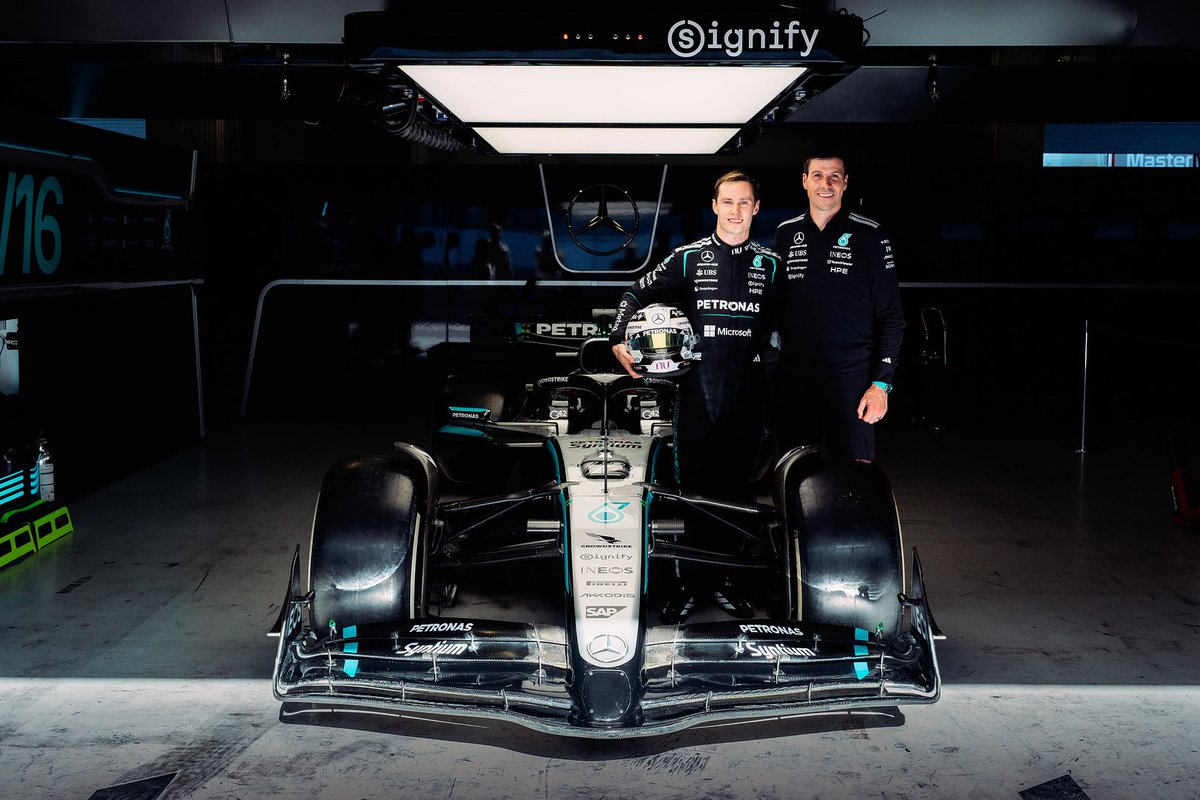 diegofmejia's tweet photo. Joshua Duerksen ha completado su primer test de #F1 en Portimao, pilotando el Mercedes de 2025 durante dos días. 187 vueltas, 875 kilómetros y una grata impresión al equipo, en un día que recordará siempre y que ha marcado un hito para Paraguay. 🇵🇾 https://t.co/ZrGeQXLXu1