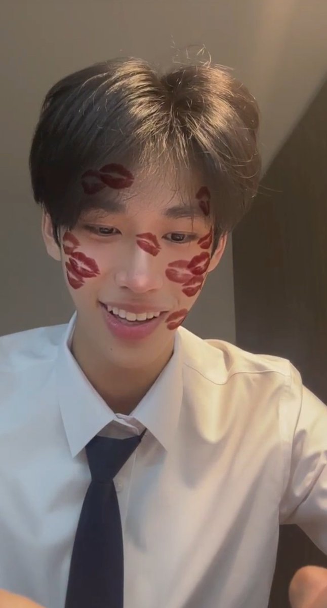linglin44923331's tweet photo. โคตรขี้โกงคนอะไรวะ เป็นนักศึกษาแพทย์ เรียนก็เก่ง ยิ้มก็หวาน หน้าก็หล่อ ภาษาก็ดีย์ ดนตรีก็ได้ โคตรจะหล่ออันตรายต่อหัวใจ ขายของเก่งอีก(สปอนเข้าได้เลย แม่ ๆ พร้อมสนับสนุน) แบรนด์ไหนจะพลาดคนแบบนี้ได้ไงเนี่ยยย คุณพลาดแล้ว ถ้าคุณไม่ซูสลูกผมมมม 
#ppophs https://t.co/tHKGXwBO4m