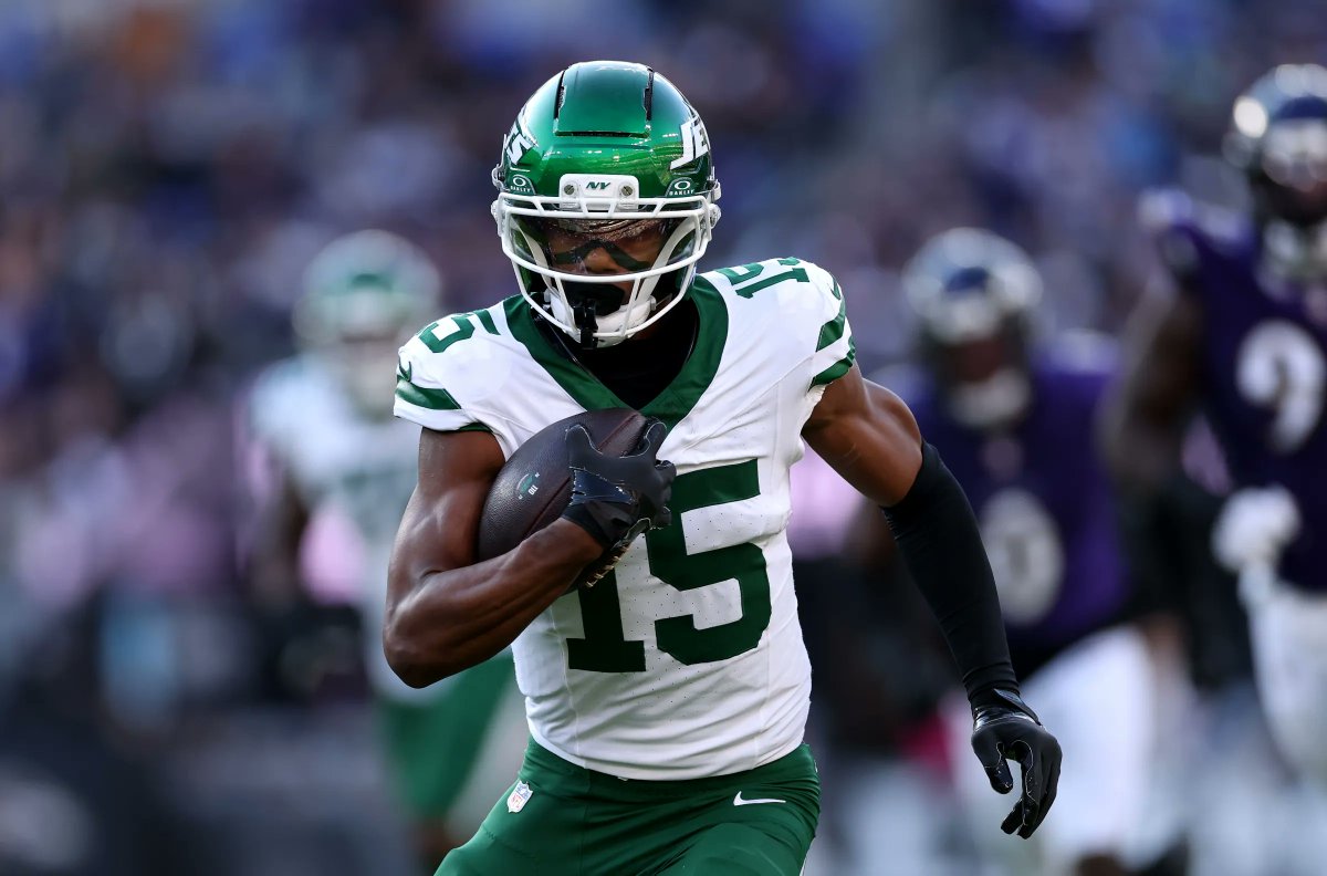 SleeperJets's tweet photo. AD Mitchell is currently on pace for:    

🟩 76 receptions  
🟩 1,045 yards 

#JetUp https://t.co/dffTROAsza