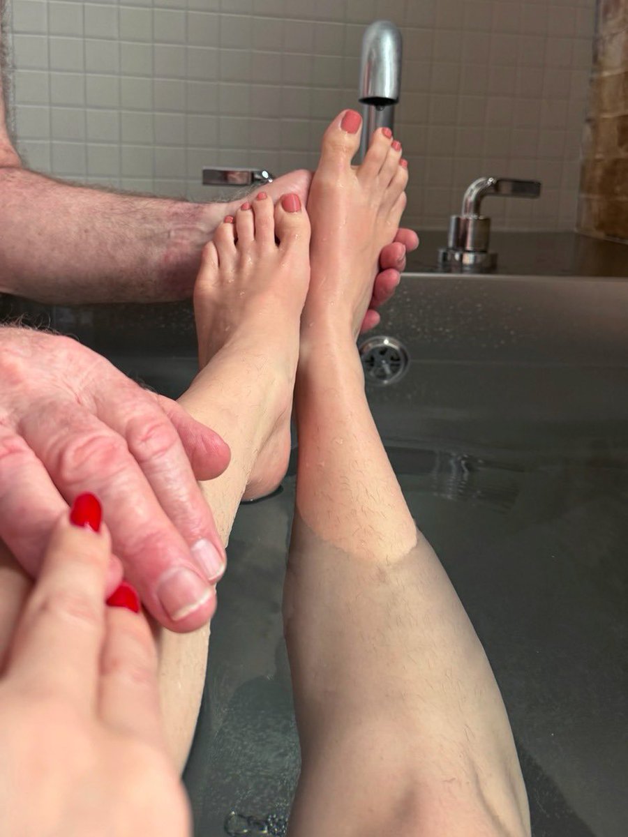 GoddesskateX_'s tweet photo. Our bathing ritual has become so elaborate over the years, but the foot massage step will always remain my favorite https://t.co/kvWiZar3z9