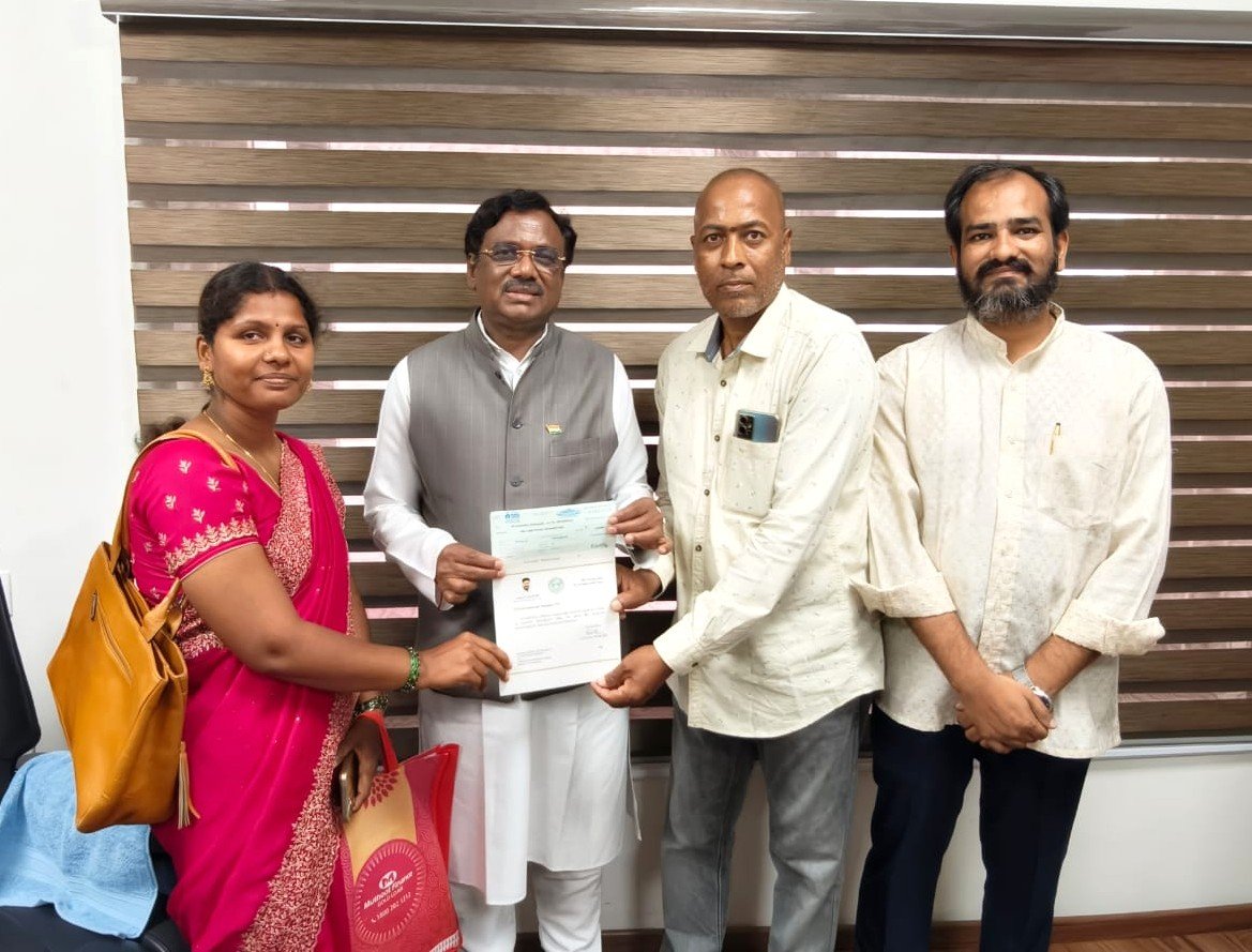 NewsMeter_In's tweet photo. #Hyderabad:
#Telanganagovt steps in to support a #gigworker battling #cancer
On Chief Minister @revanth_anumula’s directions, @Uber driver Mettukupalli Kondal Reddy, who is battling Stage 4 #liver and #pancreaticcancer, will receive #freetreatment at #NIMSHospital.
The government has also provided ₹2.77 lakh from the #CMRF for his treatment.
Kondal Reddy, an Uber driver for nearly a decade, has completed 7,620 trips with a 4.76-star rating.
His family is facing #financial hardship after he was unable to work due to his #illness.
@VivekVenkatswam
@TGPWU