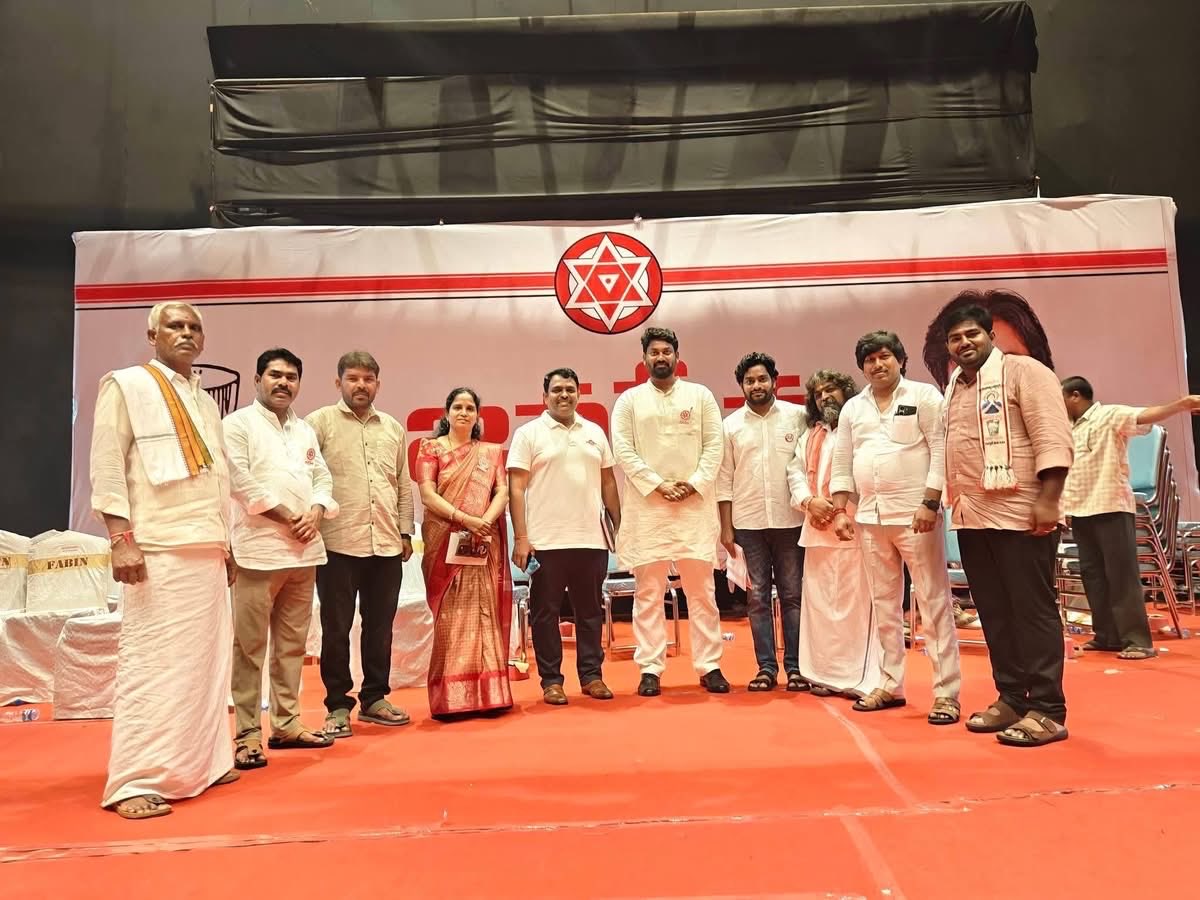 BhaskarYanamala's tweet photo. ఈ రోజు కాకినాడ లో @JanaSenaParty అధ్యక్షులు, రాష్ట్ర ఉప ముఖ్యమంత్రివర్యులు @PawanKalyan గారి అధ్యక్షతన జరిగిన స్థానిక ఎన్నికల సమావేశం లో పాల్గొన్న రైల్వే కోడూరు జనసేన పార్టీ నాయకులు, నంద్యాల పార్లమెంట్ కో-ఆర్డినేటర్ @BhaskarYanamala 

@itsRamTalluri 
@JSPShatagniTeam https://t.co/JIlaooWDKG