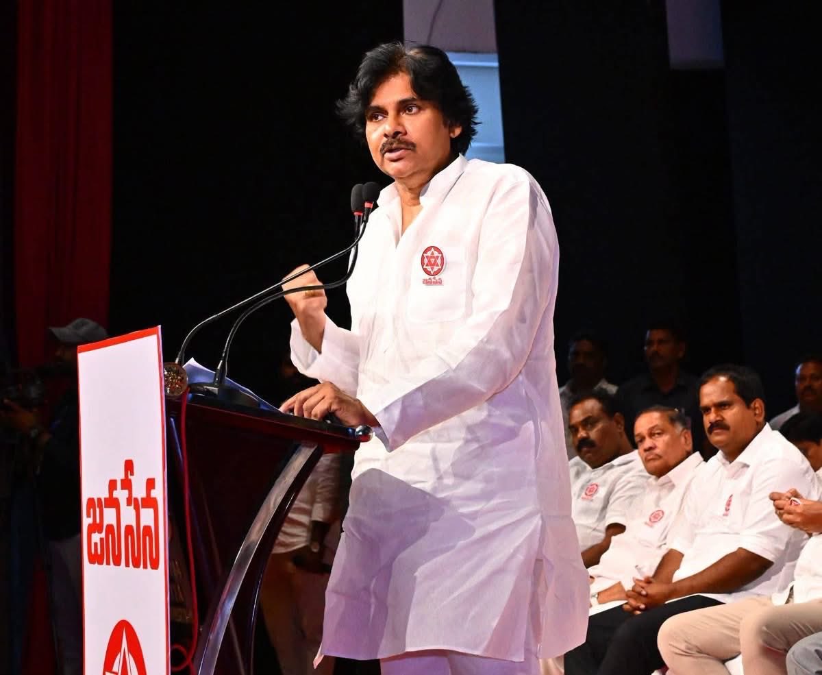 BhaskarYanamala's tweet photo. ఈ రోజు కాకినాడ లో @JanaSenaParty అధ్యక్షులు, రాష్ట్ర ఉప ముఖ్యమంత్రివర్యులు @PawanKalyan గారి అధ్యక్షతన జరిగిన స్థానిక ఎన్నికల సమావేశం లో పాల్గొన్న రైల్వే కోడూరు జనసేన పార్టీ నాయకులు, నంద్యాల పార్లమెంట్ కో-ఆర్డినేటర్ @BhaskarYanamala 

@itsRamTalluri 
@JSPShatagniTeam https://t.co/JIlaooWDKG