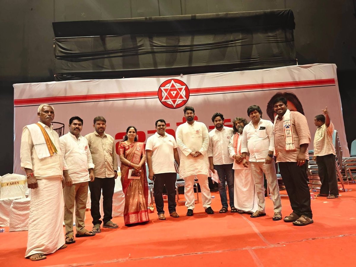 BhaskarYanamala's tweet photo. ఈ రోజు కాకినాడ లో @JanaSenaParty అధ్యక్షులు, రాష్ట్ర ఉప ముఖ్యమంత్రివర్యులు @PawanKalyan గారి అధ్యక్షతన జరిగిన స్థానిక ఎన్నికల సమావేశం లో పాల్గొన్న రైల్వే కోడూరు జనసేన పార్టీ నాయకులు, నంద్యాల పార్లమెంట్ కో-ఆర్డినేటర్ @BhaskarYanamala 

@itsRamTalluri 
@JSPShatagniTeam https://t.co/JIlaooWDKG