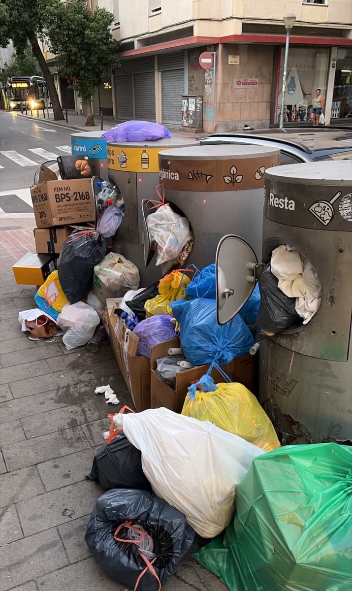 joanxsbd's tweet photo. Vergonyosa imatge la que està donant @Aj_Sabadell amb la problemàtica de les escombraries pneumàtiques. Entenc que pot fallar el sistema, però no pot fallar mai el fet de donar explicacions als ciutadans i respostes del que ha passat. #Sabadell és un autèntic nyap mal gestionat. https://t.co/YsKKPqPUwn