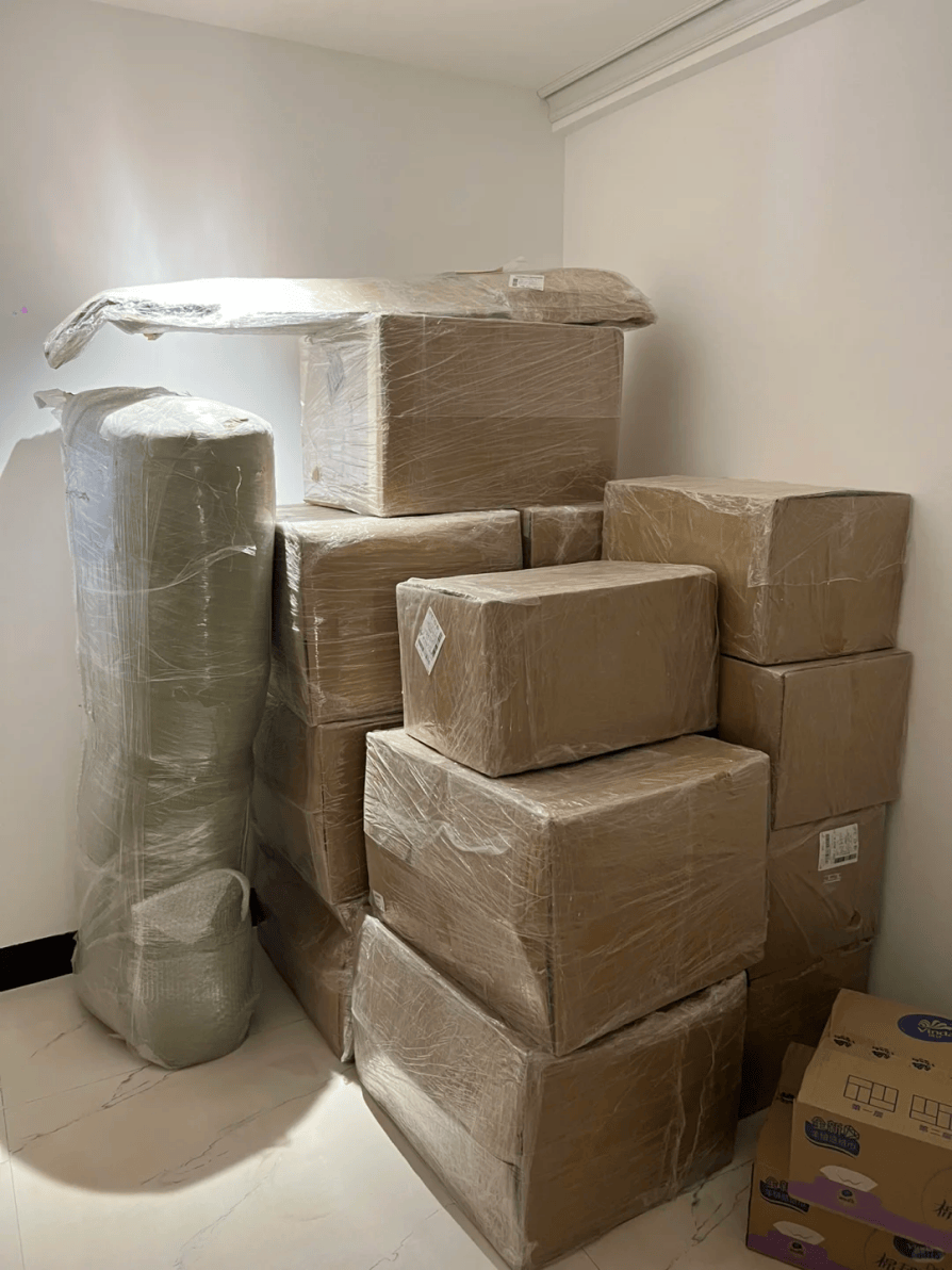 ElisaBenni86's tweet photo. Just got the long-awaited package! Opening it right now — let’s see what’s inside! https://t.co/QnyxitlK71