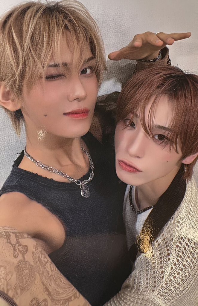 wumuttiz's tweet photo. photocards where haru is hugging hyun are so important to me https://t.co/lMhAVViC3h