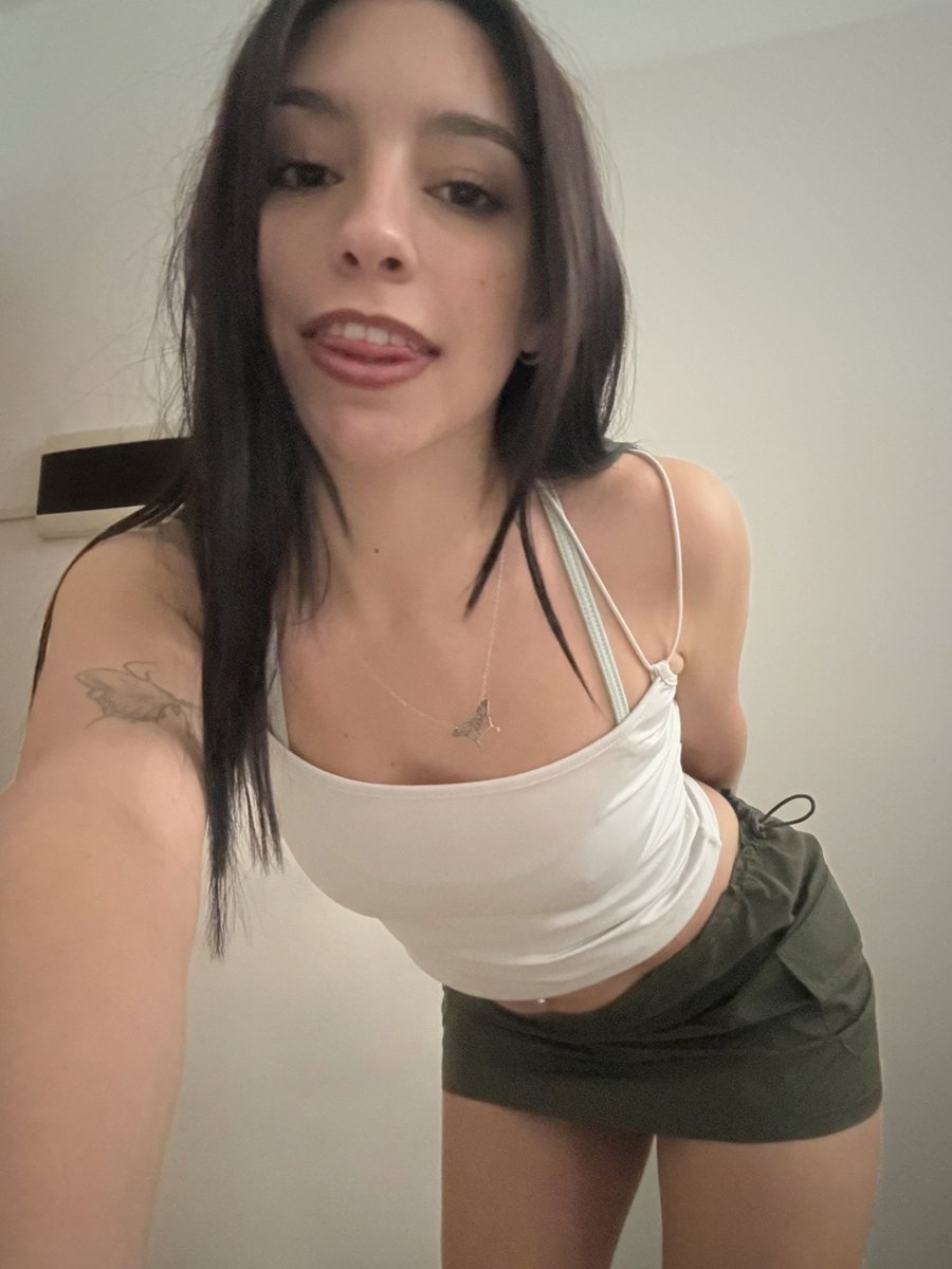 dollmooniee's tweet photo. just grinning at thin air https://t.co/CICuTmTgZQ