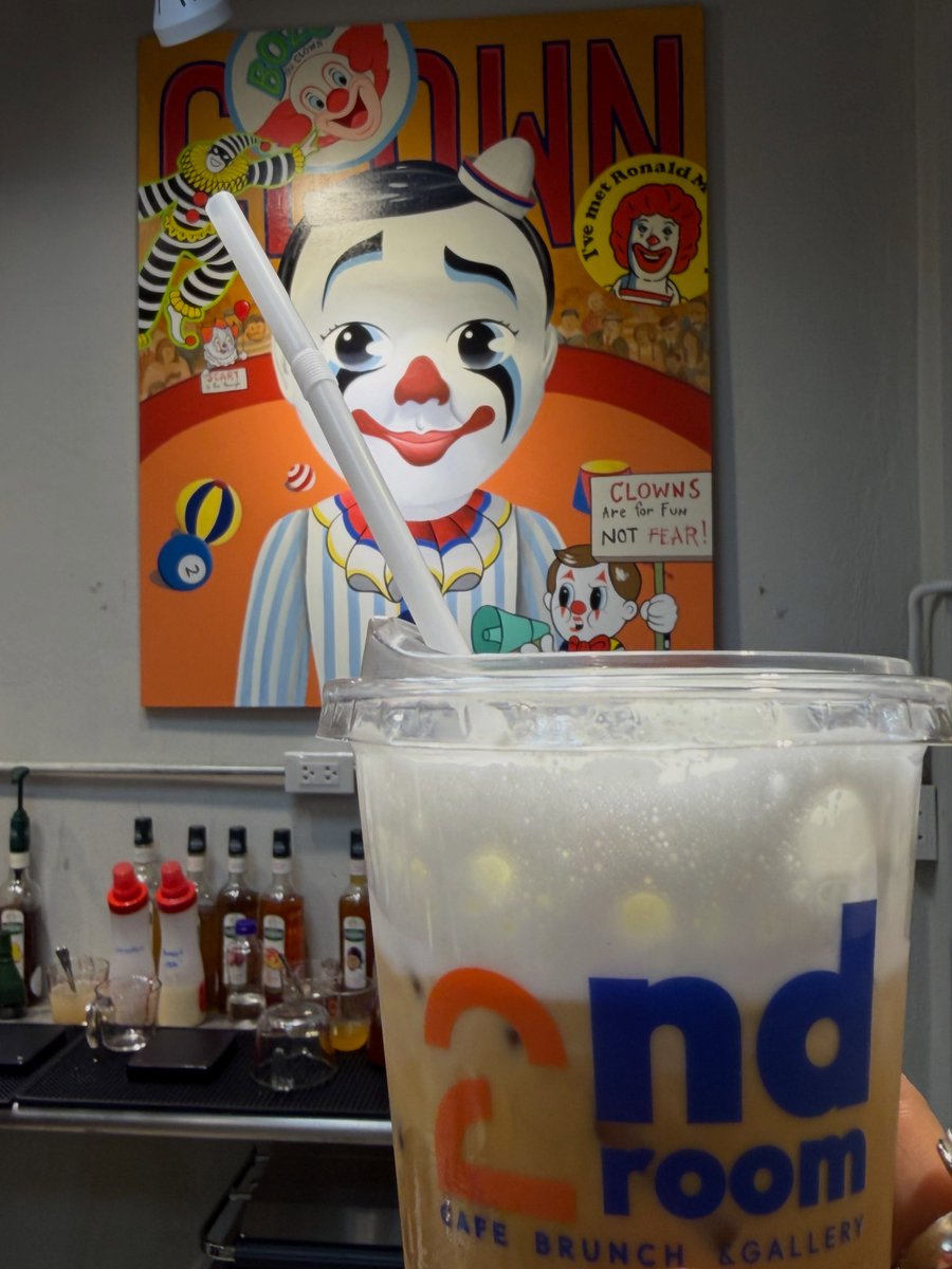 KamiHolderman's tweet photo. Please like me 💘 
Even the clown behind me is smiling at me 🤡😝 
Hehe, anything goes when you’re feeling fresh 🤗🤭 
2nd Room Cafe 
Cappuccino 
A café near me 🧋 https://t.co/C1MfgIbeQY