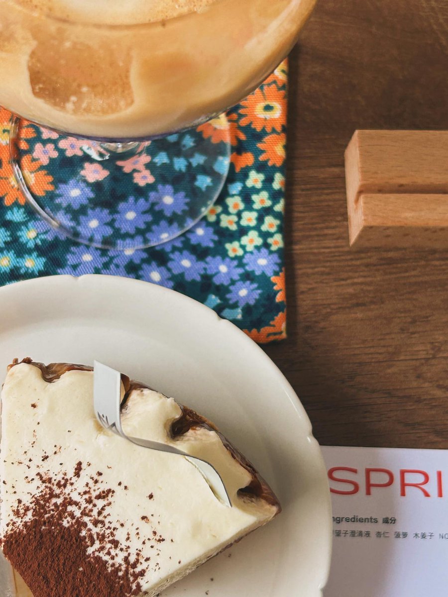 RubieKrivanek's tweet photo. Barista says: Thai milk tea with salted cream is irresistible—even fitness enthusiasts who avoid sugar can’t help ordering it. Dayo says: I want my children to eat Black Forest cake on the first and second days of every month. Weak sense of humor, https://t.co/sJcDjJZJGo