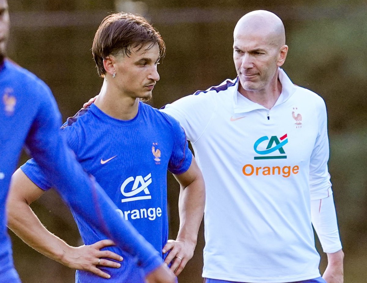 lamoucheduc0ach's tweet photo. - Oh Paul tu réponds pas quand je t'appelle ?
- Normalement c'est Lepaul coach
-  Attends si je dois appeler Kylian "le Kyk's", Ousmane "le Ouss'", Lacroix "le Max",  toi "Le Paul" ça va vite devenir compliqué !
- Appelez moi Estaban alors coach 
- Je comprends pas bien le rapport mais je préfère oui. Esteban c'est bieng'