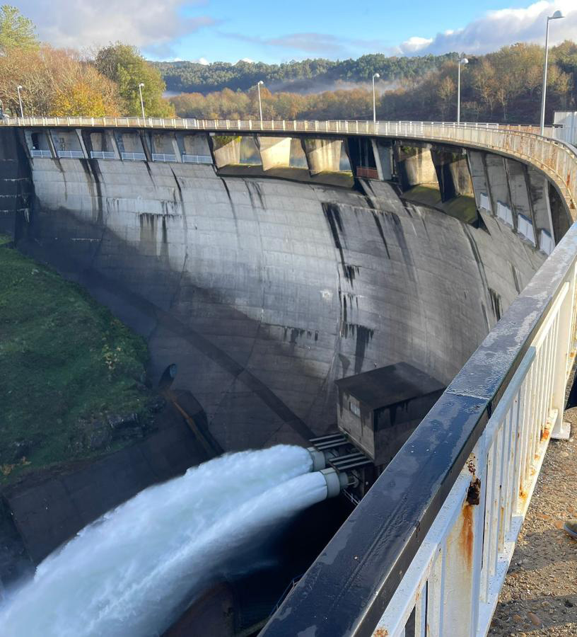 CICCPGalicia's tweet photo. La paradoja del #agua, un debate que exige rigor técnico y sentido común. El @CICCPGalicia considera que se requiere un estudio de las circunstancias actuales para determinar si en un futuro próximo podrían necesitarse nuevos #embalses en Galicia: https://t.co/2eXoMykLVT https://t.co/osQsrYCvIO