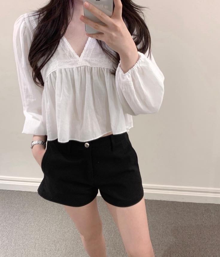 RobertaMalslom's tweet photo. V-neck umbrella top 🤍

The slightly cropped length creates perfect proportions. Sweet, slimming, and effortlessly chic. The V-neck flatters your face, while the flared cut drapes naturally without clinging. Item no. : R221-084 
Name: Slightly https://t.co/PW0rgBwrK4
