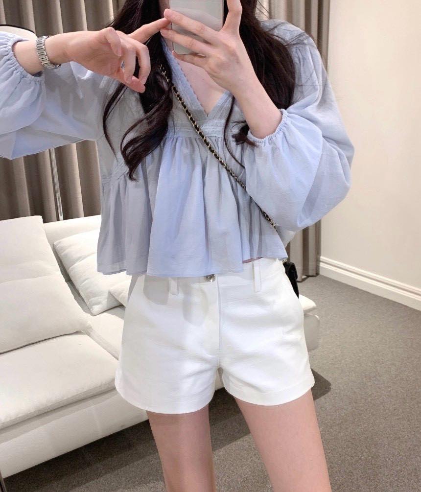 RobertaMalslom's tweet photo. V-neck umbrella top 🤍

The slightly cropped length creates perfect proportions. Sweet, slimming, and effortlessly chic. The V-neck flatters your face, while the flared cut drapes naturally without clinging. Item no. : R221-084 
Name: Slightly https://t.co/PW0rgBwrK4