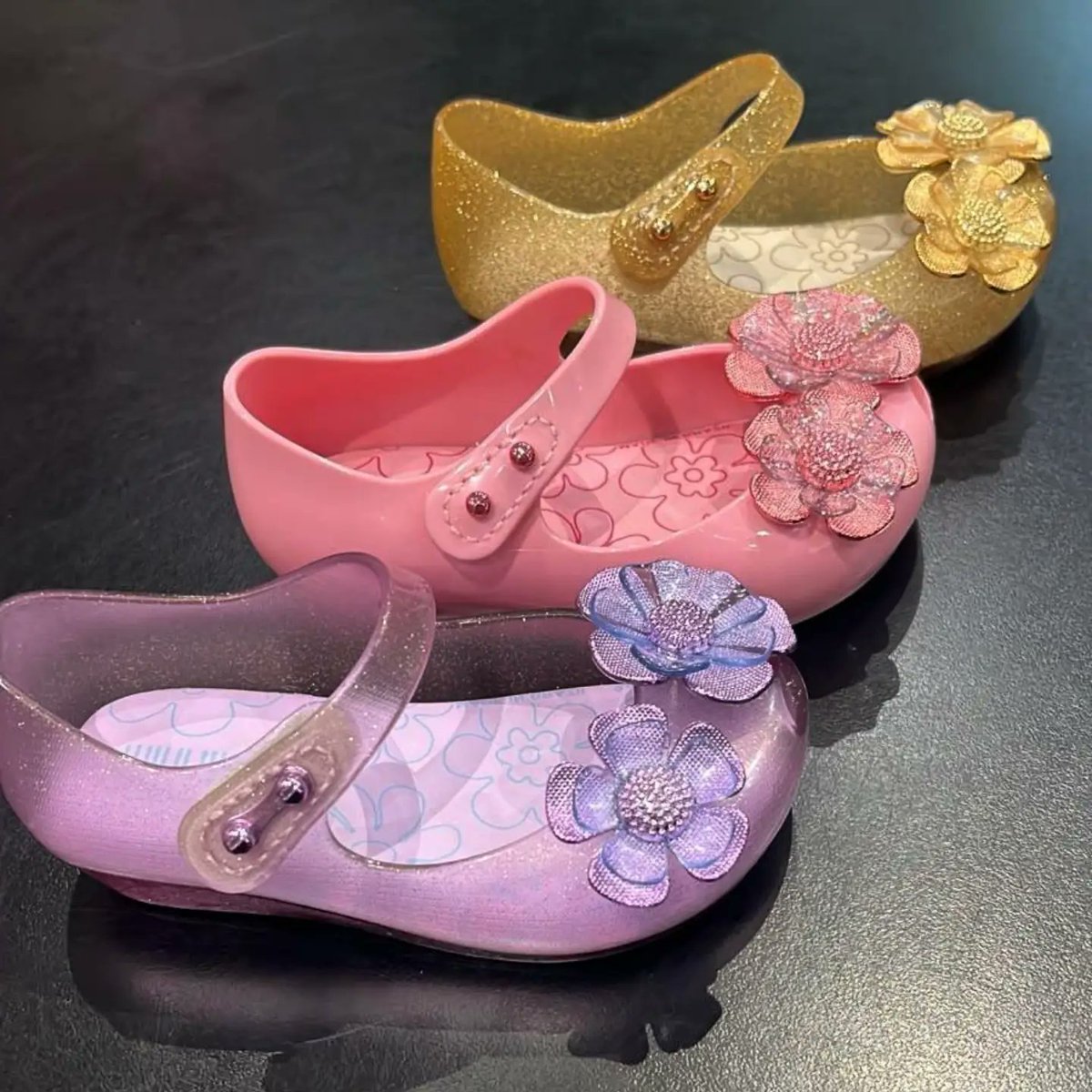 AldenKwitnnp2's tweet photo. Delicate, modern, and full of sparkle! The new Mini Melissa Ultragirl Flower Chrome has arrived to enchant. With a sophisticated metallic finish and a beautiful flower detail, it adds charm to any little girl’s look. Stylish, comfortable, and made https://t.co/wlWL23LcuC